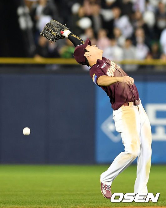 9회말 무사 김하성이 박건우의 내야플라이를 놓치고 있다. /spjj@osen.co.kr