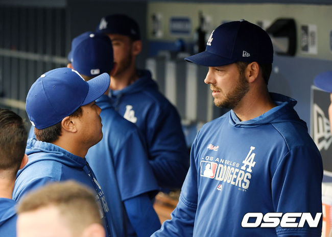 류현진이 IL에 오른 팀 동료 리치 힐을 위로하고 있다. /OSEN DB
