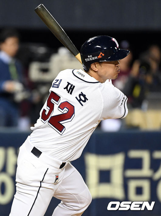 22일 오후 서울 잠실구장에서 ‘2019 신한은행 MY CAR KBO리그 포스트시즌’ 두산 베어스와 키움 히어로즈의 한국시리즈 1차전이 열렸다.4회말 1사 3루에서 두산 김재호가 중전 적시타를 치고 있다. /sunday@osen.co.kr