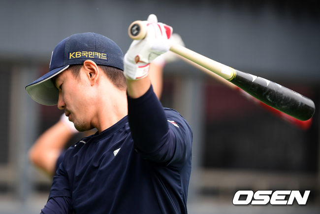 경기에 앞서 두산 김재호가 타격 훈련을 하고 있다. /jpnews@osen.co.kr
