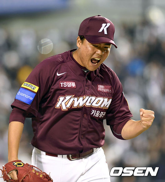 8회말 1사 1,3루에 마운드에 올라 김재환과 오재일을 연속 삼진으로 잡아 위기를 넘긴 이영준이 환호하고 있다. /spjj@osen.co.kr