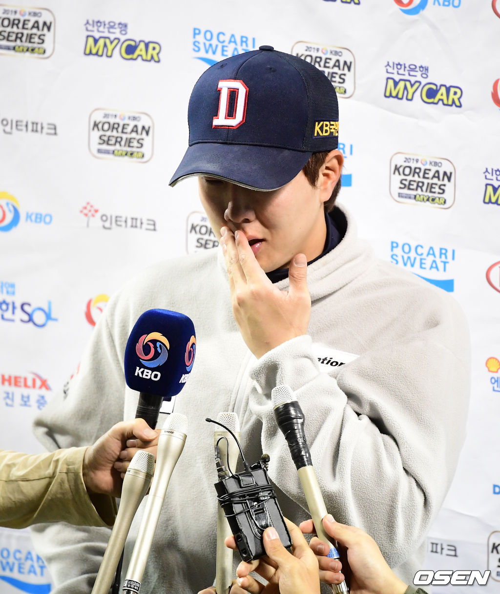 2차전 MVP 두산 박건우가 인터뷰를 하며 울먹이고 있다. /jpnews@osen.co.kr