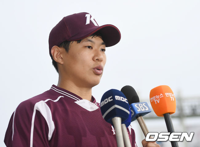 2차전에 앞서 키움 송성문이 상대팀을 향한 조롱에 대해 사과를 하고 있다. /youngrae@osen.co.kr