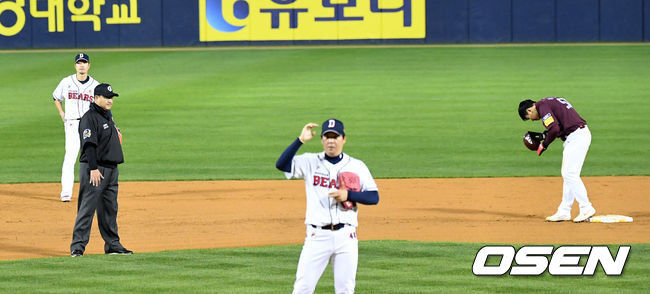 6회초 1사 1,2루. 2루주자 키움 송성문이 두산 김재호를 향해 사과 인사를 하고 있다. 지난 1차전에서 대타 동점 적시타를 때려낸 송성문은 덕아웃에서 응원을 하면서 두산 선수들을 비하하는 발언을 하는 모습이 담긴 영상이 공개되면서 논란에 휩싸였다. 송성문은 2차전 경기 전에 공식적으로 사과를 했다./jpnews@osen.co.kr