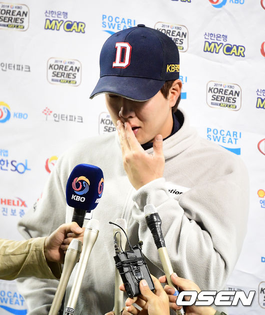 2차전 MVP 두산 박건우가 인터뷰를 하며 울먹이고 있다. /jpnews@osen.co.kr