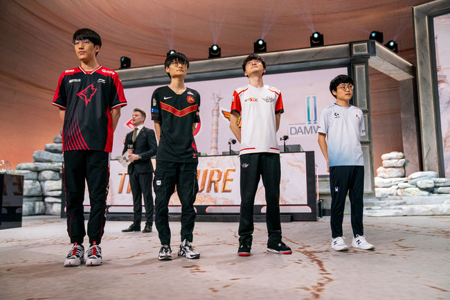 2019 롤드컵 그룹 스테이지 1위 팀 대표 선수들. 한국 선수들이 3명이다. /라이엇 게임즈 플리커.