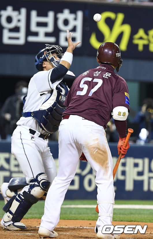 8회초 무사 1루 두산 이흥련이 키움 송성문의 번트 타구를 잡아 2루로 송구하고 있다./youngrae@osen.co.kr