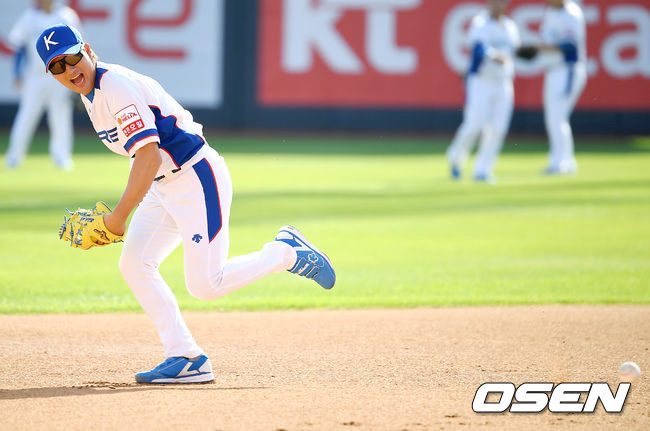 김경문 감독이 이끄는 한국 야구대표팀이 24일 오후 수원 KT위즈파크에서 훈련을 가졌다.김상수가 내야 펑고를 받고 있다. /youngrae@osen.co.kr