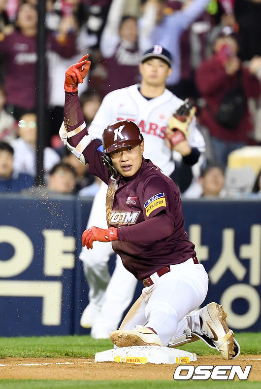 23일 오후 서울 잠실구장에서 ‘2019 신한은행 MY CAR KBO리그 포스트시즌’ 두산 베어스와 키움 히어로즈의 한국시리즈 2차전이 열렸다.2회초 무사 키움 송성문이 3루타를 기록한 뒤 세레머니를 하고 있다./youngrae@osen.co.kr