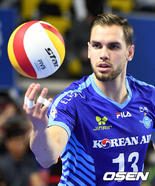 경기에 앞서 대한항공 비예나가 몸을 풀고 있다. /jpnews@osen.co.kr