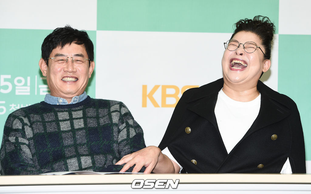 25일 오전 서울 영등포구 여의도동 KBS에서 KBS 2TV 예능 프로그램 '신상출시 편스토랑' 제작발표회가 진행됐다.  '신상출시 편스토랑'은 연예계 소문난 '맛.잘.알(맛을 잘 아는)' 6인의 스타들이 혼자 먹기에 아까운 필살의 메뉴를 공개, 이 중 메뉴 평가단의 평가를 통해 승리한 메뉴가 방송 다음 날 실제로 전국 편의점에서 출시되는 신개념 편의점 신상 서바이벌 프로그램으로 오늘(25일) 오후 9시 45분 첫 방송된다. 이경규와 이영자가 미소 짓고 있다.  / soul1014@osen.co.kr