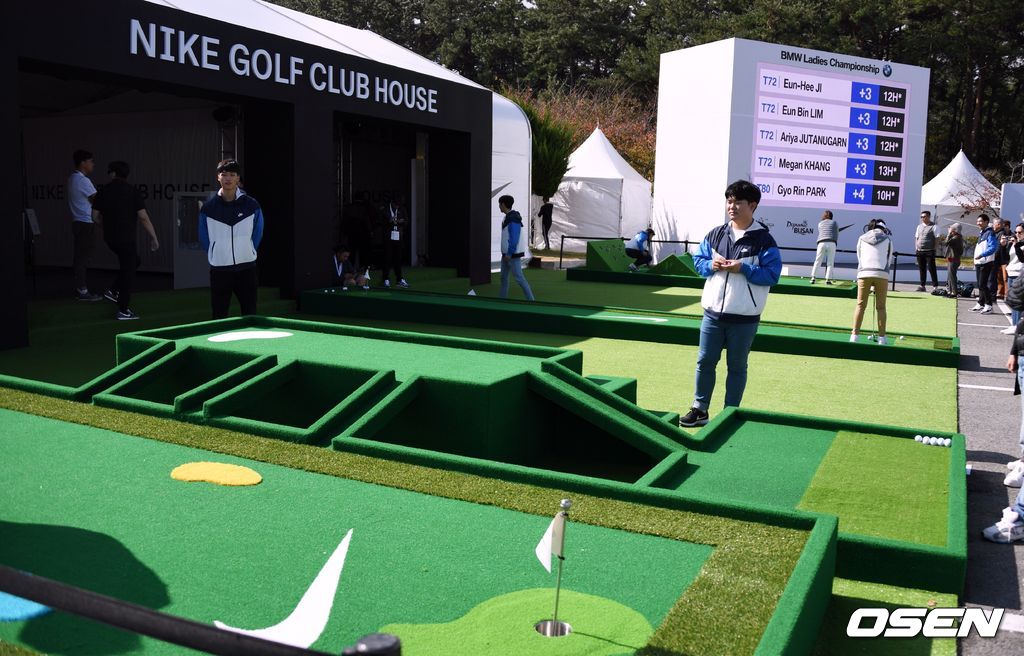 BMW 레이디스 챔피언십 2019 갤러리 플라자에서 퍼팅 이벤트를 즐기고 있는 방문객들. 