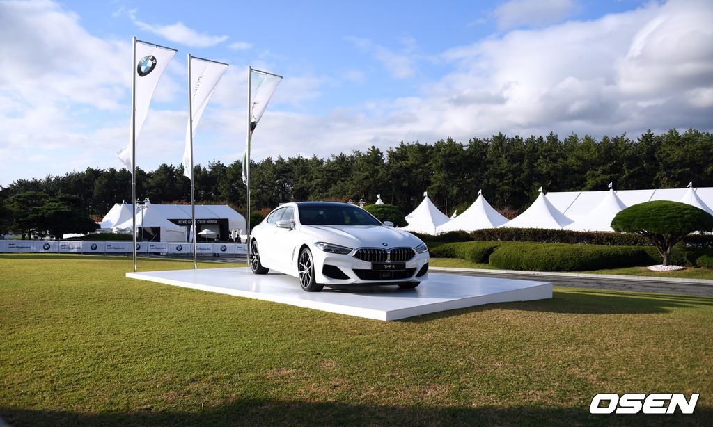 BMW 레이디스 챔피언십 2019 대회장인 LPGA 인터내셔널 부산 클럽하우스 앞에 전시 된 BMW 8시리즈. 