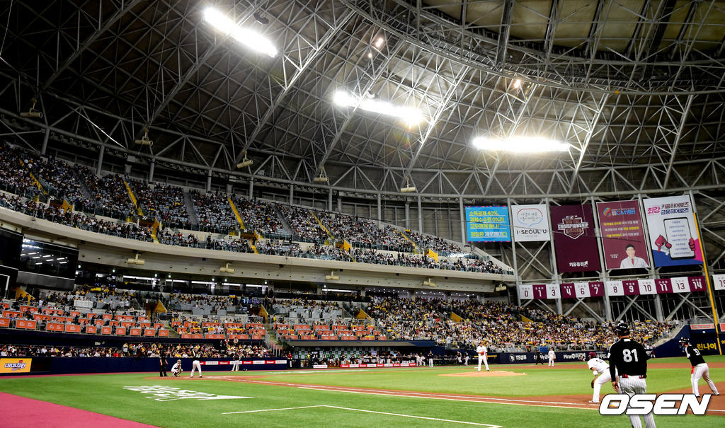 야구팬들이 경기를 관전하고 있다. /jpnews@osen.co.kr
