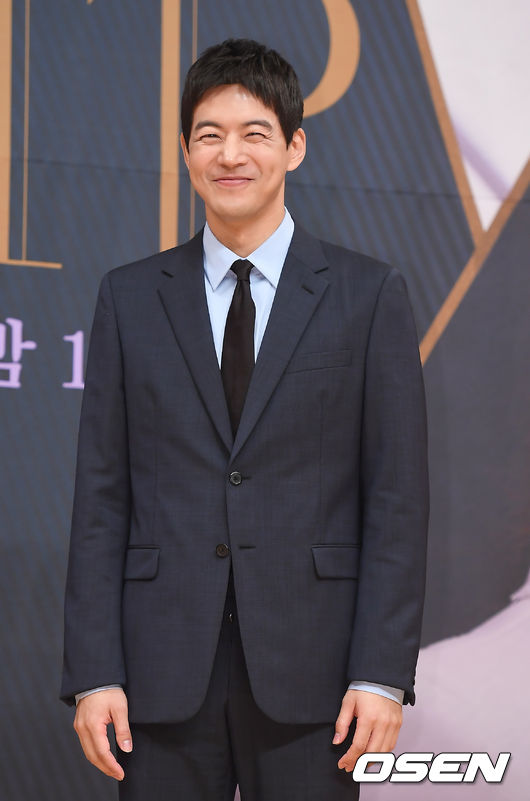 배우 이상윤이 포토타임을 갖고 있다./youngrae@osen.co.kr