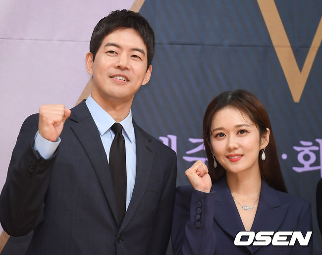 배우 이상윤, 장나라가 포토타임을 갖고 있다./youngrae@osen.co.kr