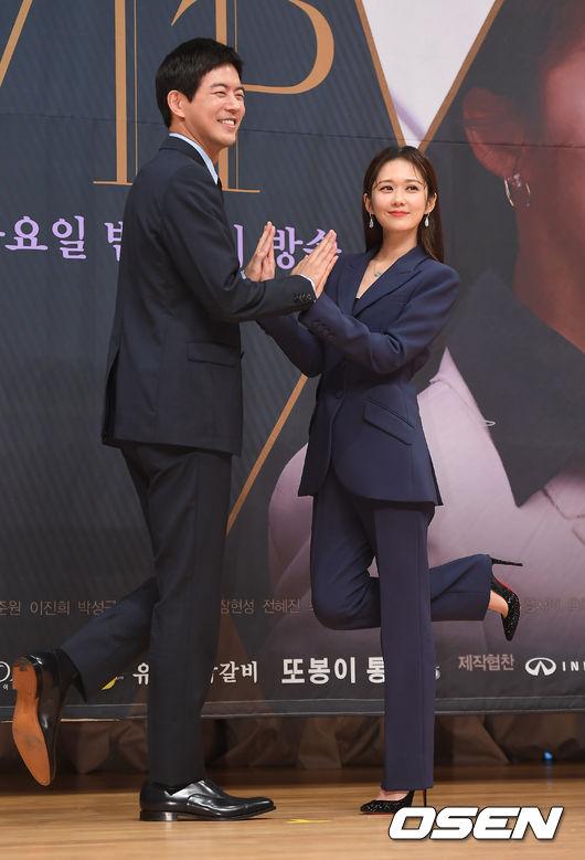 배우 이상윤, 장나라가 포토타임을 갖고 있다./youngrae@osen.co.kr