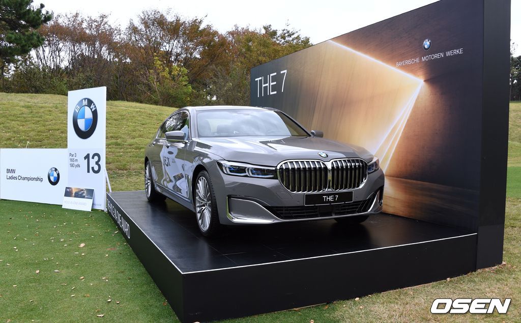 13번홀 홀인원 부상으로 내걸린 BMW 뉴 7시리즈.
