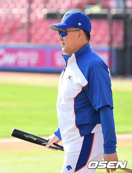 김경문 감독이 이끄는 한국 야구대표팀이 24일 오후 수원 KT위즈파크에서 훈련을 가졌다.김경문 감독이 훈련을 위해 그라운드로 나서고 있다. /youngrae@osen.co.kr