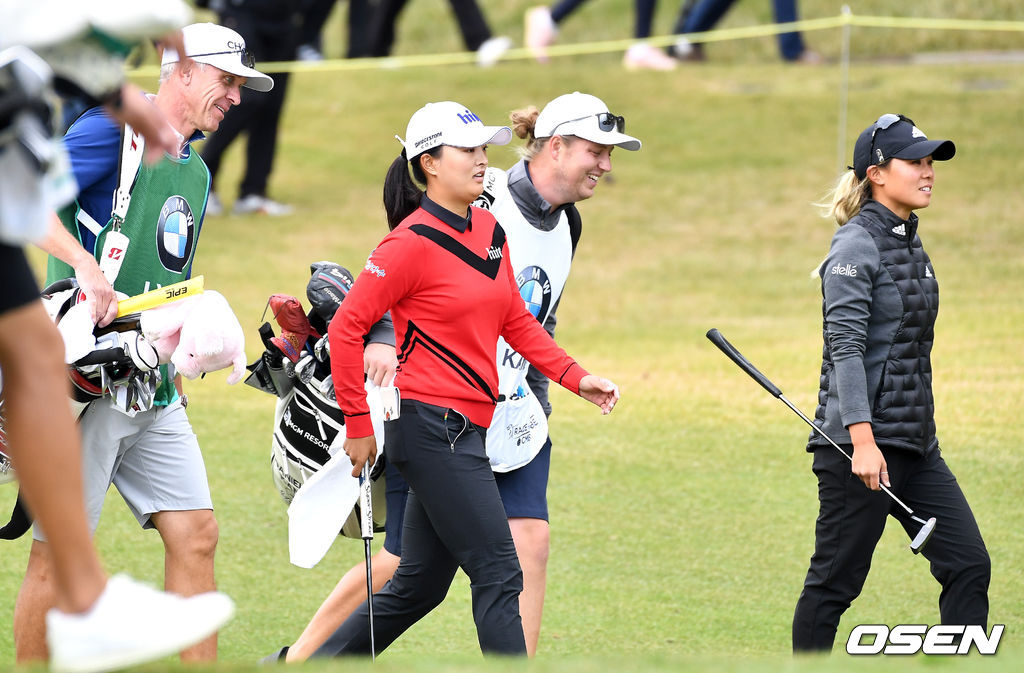 고진영과 다니엘 강이 1번홀 퍼팅을 위해 이동하고 있다. /dreamer@osen.co.kr