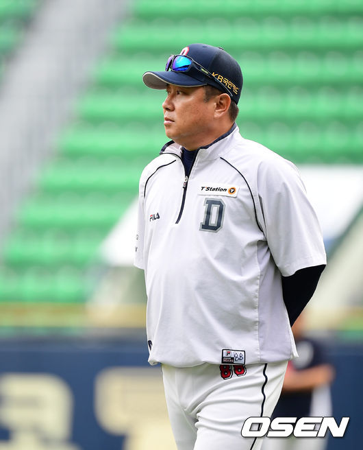 경기에 앞서 두산 김태형 감독이 훈련을 지켜보고 있다. /jpnews@osen.co.kr