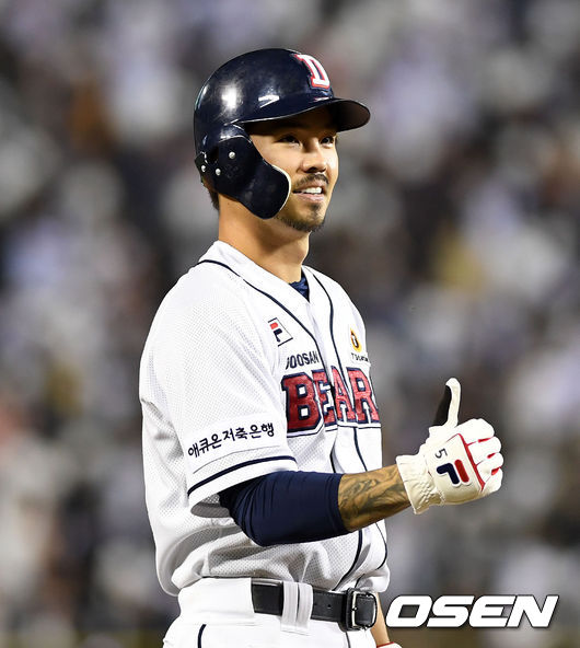 9회말 무사 1루서 2루타를 친 오재원이 엄지손가락을 들어보이고 있다. /spjj@osen.co.kr