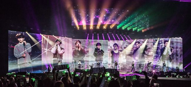 The seven guys from GOT7 갓세븐, also known as 'Gatsebeun' in spoken language, are known for their mix of R&B, rap and of course perfectly synchronized dance moves and martial arts. Soon the new GOT7 album 'Spinning Top' will be released and so it's time for a world tour. On October 8, Ziggo Dome turns green with white for these K-pop superstars. Mark, JB, Jackson, Jinyoung, Youngjae, BamBam and Yugyeom are all ready for it! | Photo © Charles Batenburg