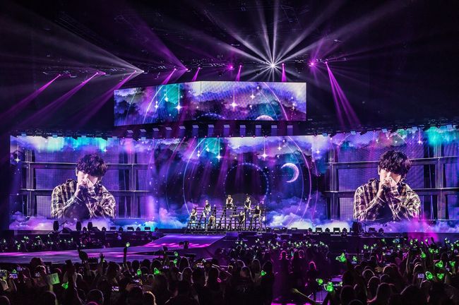 The seven guys from GOT7 갓세븐, also known as 'Gatsebeun' in spoken language, are known for their mix of R&B, rap and of course perfectly synchronized dance moves and martial arts. Soon the new GOT7 album 'Spinning Top' will be released and so it's time for a world tour. On October 8, Ziggo Dome turns green with white for these K-pop superstars. Mark, JB, Jackson, Jinyoung, Youngjae, BamBam and Yugyeom are all ready for it! | Photo © Charles Batenburg