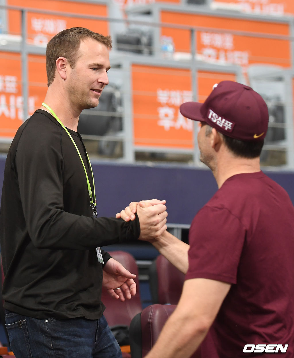 경기에 앞서 키움 나이트 코치와 밴 헤켄이 인사를 나누고 있다./youngrae@osen.co.kr