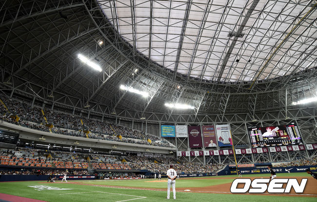 만원 관중을 이룬 고척돔에서 양 팀 선수들이 경기를 펼치고 있다. /dreamer@osen.co.kr