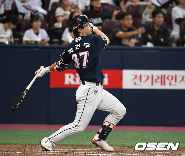 25일 오후 서울 고척스카이돔에서 ‘2019 신한은행 MY CAR KBO리그 포스트시즌’ 키움 히어로즈와 두산 베어스의 한국시리즈 3차전이 열렸다.3회초 무사 3루 두산 박건우가 투런 홈런을 때려내고 있다./youngrae@osen.co.kr