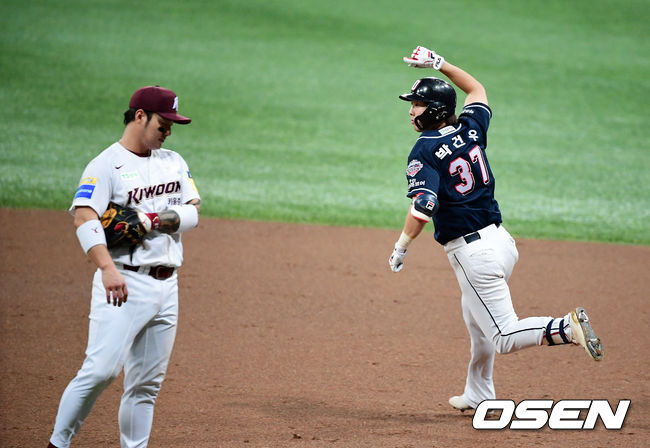 3회초 무사 3루에서 두산 박건우가 투런포를 날리고 환호하고 있다. /jpnews@osen.co.kr