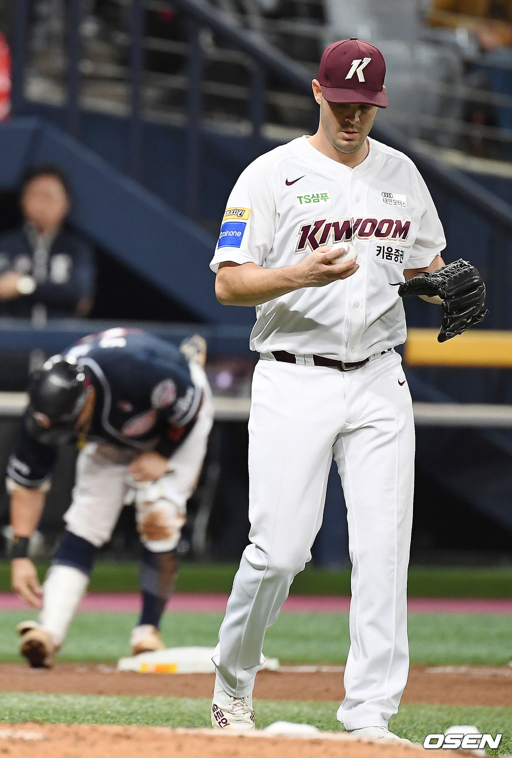 25일 오후 서울 고척스카이돔에서 ‘2019 신한은행 MY CAR KBO리그 포스트시즌’ 키움 히어로즈와 두산 베어스의 한국시리즈 3차전이 열렸다.3회초 무사 1루 키움 브리검이 두산 박세혁에게 선취점을 허용한 뒤 아쉬워하고 있다./youngrae@osen.co.kr