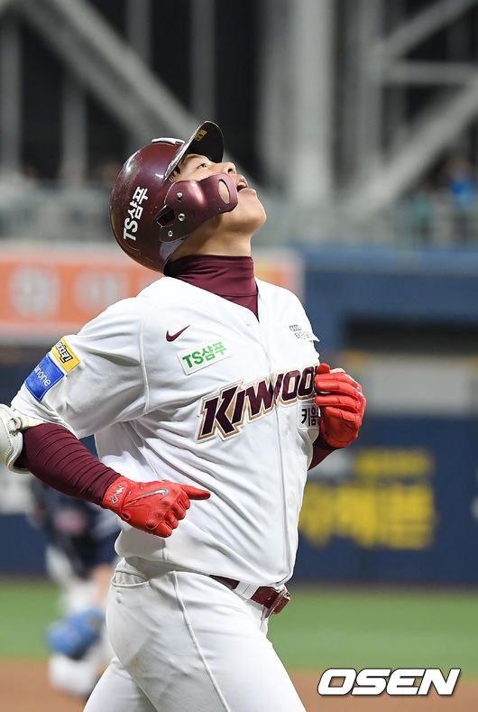 25일 오후 서울 고척스카이돔에서 ‘2019 신한은행 MY CAR KBO리그 포스트시즌’ 키움 히어로즈와 두산 베어스의 한국시리즈 3차전이 열렸다.4회말 2사 만루 키움 송성문이 1루수 앞 땅볼로 아웃당한 뒤 아쉬워하고 있다./youngrae@osen.co.kr