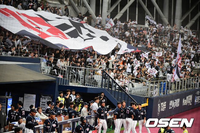 두산 팬들이 열띤 응원을 선보이고 있다. /jpnews@osen.co.kr