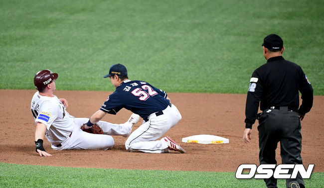 25일 오후 서울 고척스카이돔에서 ‘2019 신한은행 MY CAR KBO리그 포스트시즌’ 키움 히어로즈와 두산 베어스의 한국시리즈 3차전이 열렸다. 7회말 무사 만루에서 키움 샌즈가 3루로 태그업 하다 귀루하며 두산 김재호에 태그아웃 당하고 있다. /jpnews@osen.co.kr