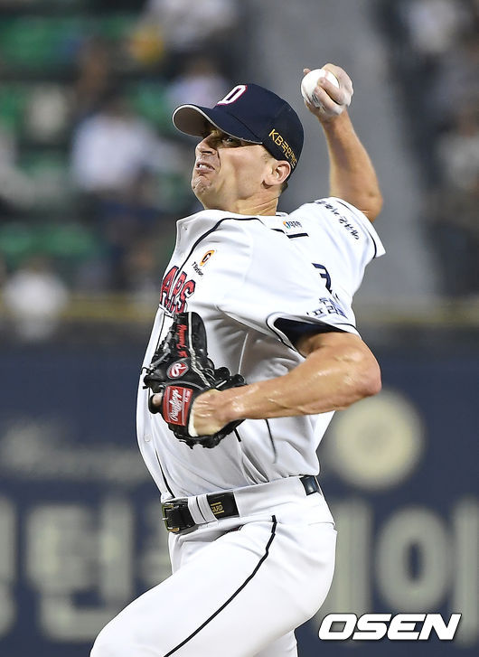 1일 오후 서울 잠실 야구장에서 '2019 신한은행 MY CAR KBO리그' 두산 베어스와 NC 다이노스의 경기가 열렸다.1회초 두산 후랭코프가 역투하고 있다. / youngrae@osen.co.kr