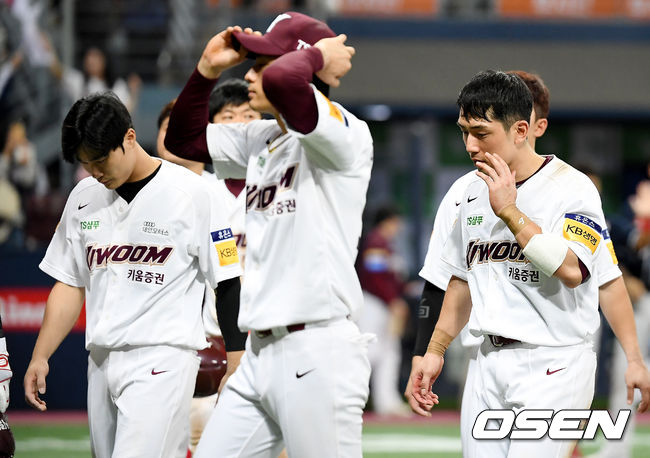 두산 베어스가 폭풍 3연승을 질주하며 통합 우승에 1승을 남겼다. 두산은 25일 서울 고척스카이돔에서 열린 2019신한은행 MYCAR 한국시리즈 3차전에서 세스 후랭코프의 호투와 박건우의 투런홈런 등 4회 빅이닝을 만들어내며 5-0으로 승리했다. 패배한 키움 김하성, 이정후, 서건창이 그라운드를 나서고 있다./youngrae@osen.co.kr