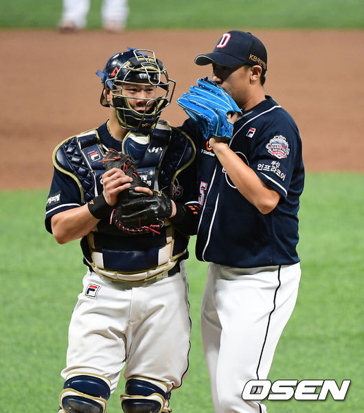 7회말 무사 1,2루에서 마운드에 오른 두산 이용찬이 박세혁과 이야기를 나누고 있다. /jpnews@osen.co.kr