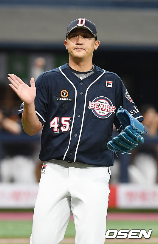 25일 오후 서울 고척스카이돔에서 ‘2019 신한은행 MY CAR KBO리그 포스트시즌’ 키움 히어로즈와 두산 베어스의 한국시리즈 3차전이 열렸다.7회말 2사 1,3루 두산 이용찬이 무실점으로 이닝을 막아낸 뒤 기뻐하고 있다./youngrae@osen.co.kr