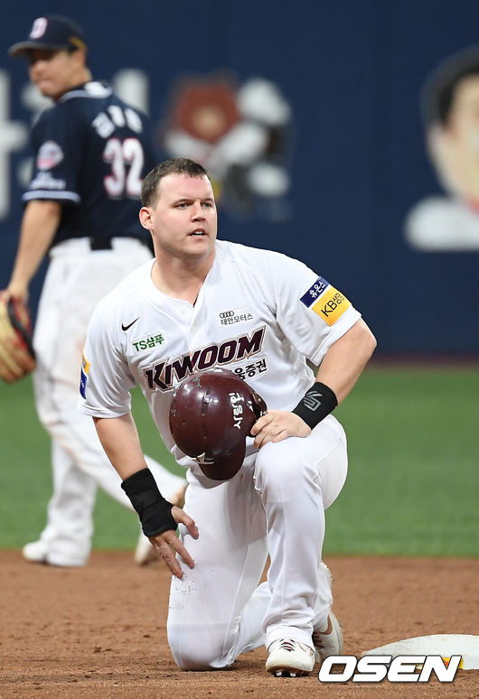 25일 오후 서울 고척스카이돔에서 ‘2019 신한은행 MY CAR KBO리그 포스트시즌’ 키움 히어로즈와 두산 베어스의 한국시리즈 3차전이 열렸다.7회말 무사 만루 키움 샌즈가 박동원의 우익수 뜬공때 귀루하지 못 해 아웃당하고 있다./youngrae@osen.co.kr