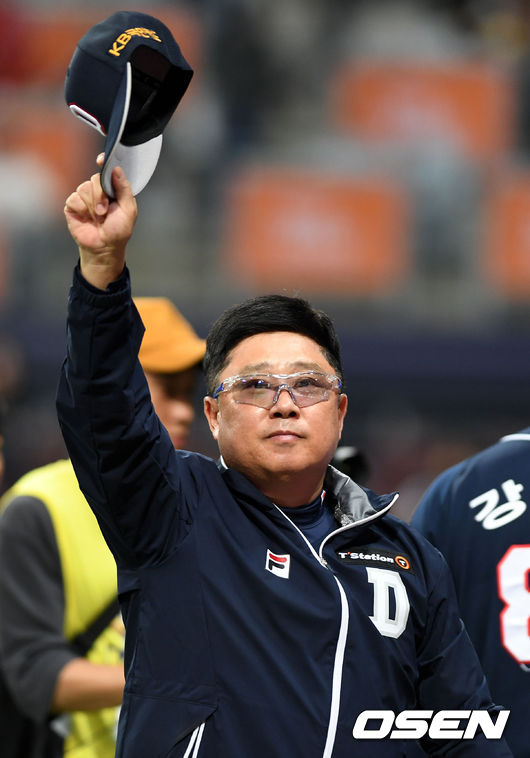 김태형 감독이 팬들에게 인사를 하고 있다. /spjj@osen.co.kr