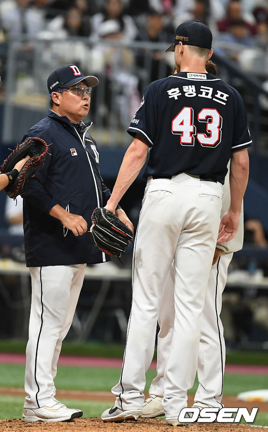 25일 오후 서울 고척스카이돔에서 ‘2019 신한은행 MY CAR KBO리그 포스트시즌’ 키움 히어로즈와 두산 베어스의 한국시리즈 3차전이 열렸다.7회말 무사 1루 두산 김태형 감독이 마운드에 올라 후랭코프와 이야기를 나누고 있다./youngrae@osen.co.kr