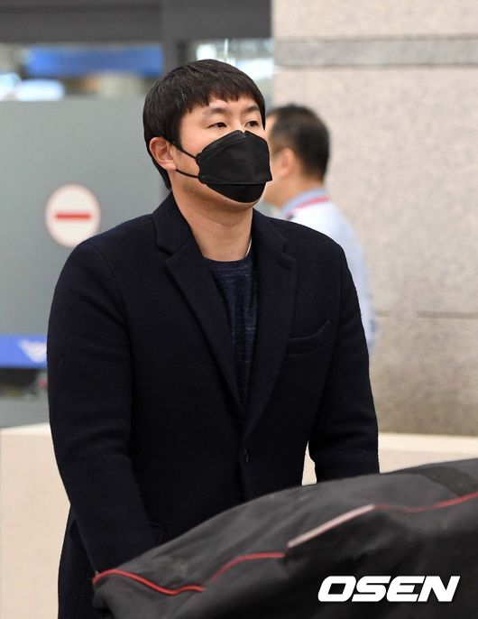 kt wiz 선수단이 미국 애리조나에서 진행된 전지훈련을 마치고 9일 오후 인천국제공항을 통해 입국했다.KT 유한준이 입국장을 나가고 있다. /sunday@osen.co.kr
