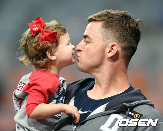 승리투수가 된 후랭코프가 딸에게 뽀뽀를 하고 있다. /spjj@osen.co.kr