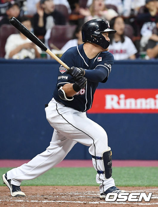 25일 오후 서울 고척스카이돔에서 ‘2019 신한은행 MY CAR KBO리그 포스트시즌’ 키움 히어로즈와 두산 베어스의 한국시리즈 3차전이 열렸다.3회초 2사 1루 두산 오재일이 적시타를 때려내고 있다./youngrae@osen.co.kr