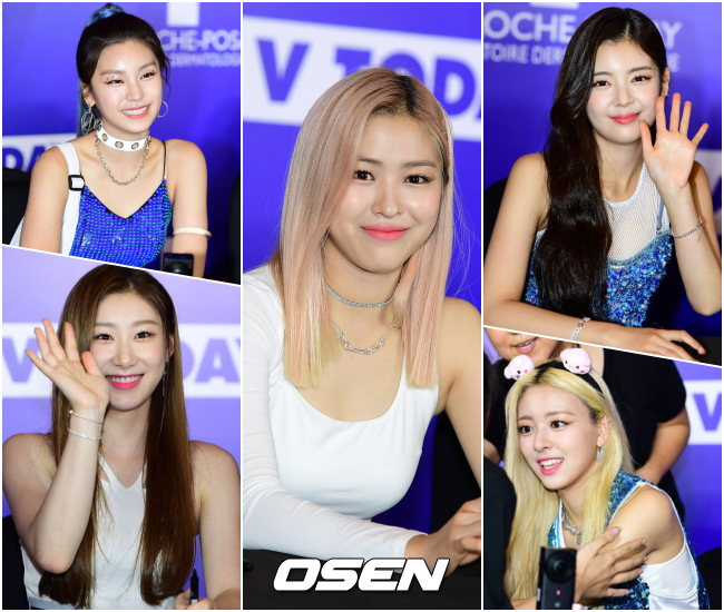 걸그룹 ITZY가 팬사인회를 하고 있다. /hyun309@osen.co.kr