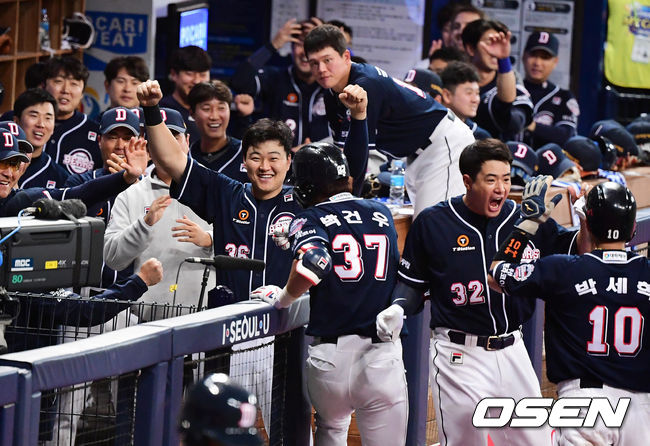 3회초 무사 3루에서 두산 박건우가 투런포를 날리고 동료선수들과 기뻐하고 있다. /jpnews@osen.co.kr