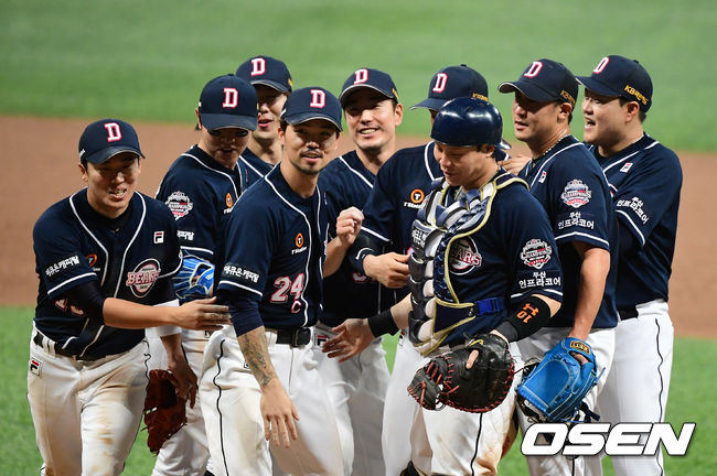 경기를 마치고 두산 선수들이 승리를 기뻐하고 있다. /jpnews@osen.co.kr