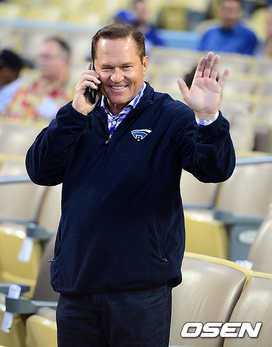 경기에 앞서 스캇 보라스가 통화를 하며 경기를 기다리고 있다. /jpnews@osen.co.kr